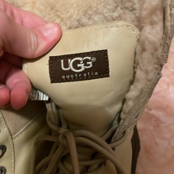 UGG - Women Adirondack Boot - Picture 4 of 4